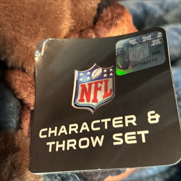 Atlanta Falcons teddy bear in football helmet holding Falcons lap blanket NWT - Picture 4 of 5